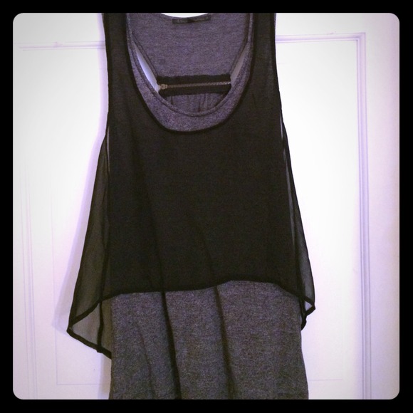Urban Outfitters Tops - 📦BUNDLE- UO Double Layer Tank Top + gold bracelet