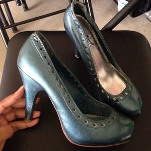 Shiny Blue pumps