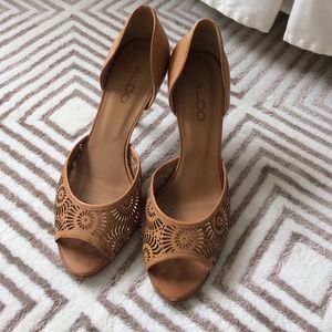 Cutout leather pumps