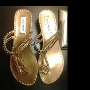 Never worn!! Lets face it yoo many shoes!!