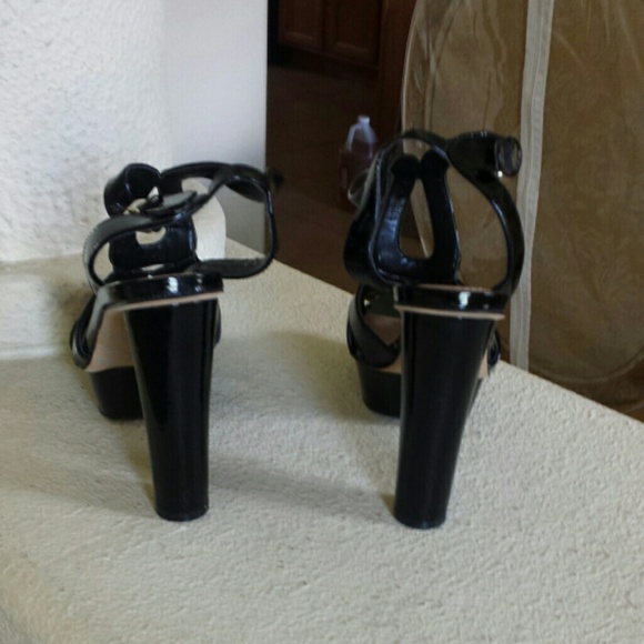 SOLD! NEW! Vince Camuto Shoes - Picture 2 of 3