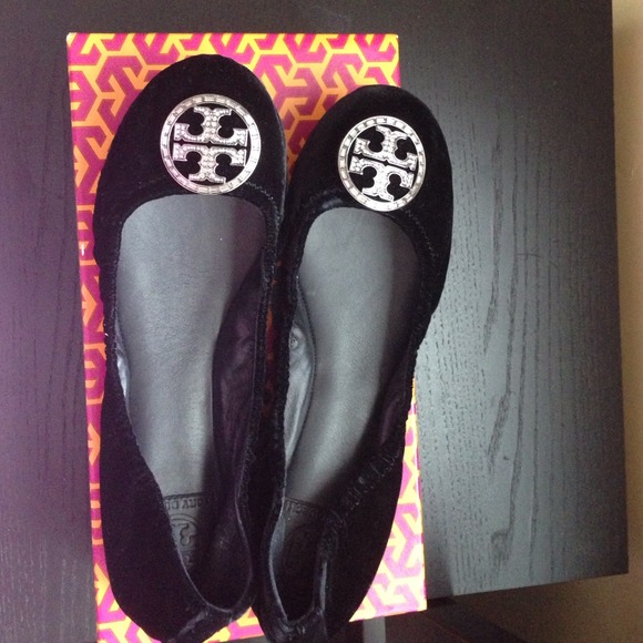 Authentic Tory burch black velvet Riva flats! - Picture 3 of 4