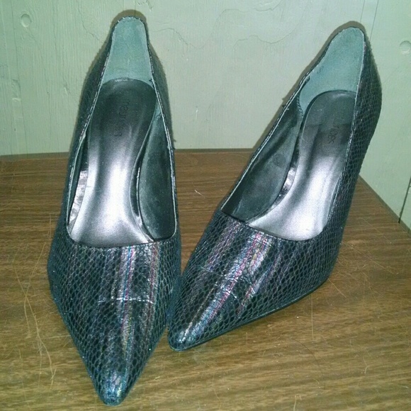 Pointed toe heels