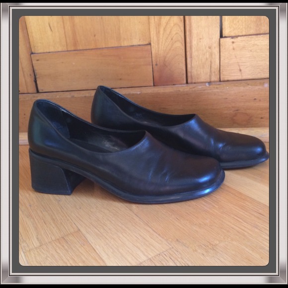 Black pumps