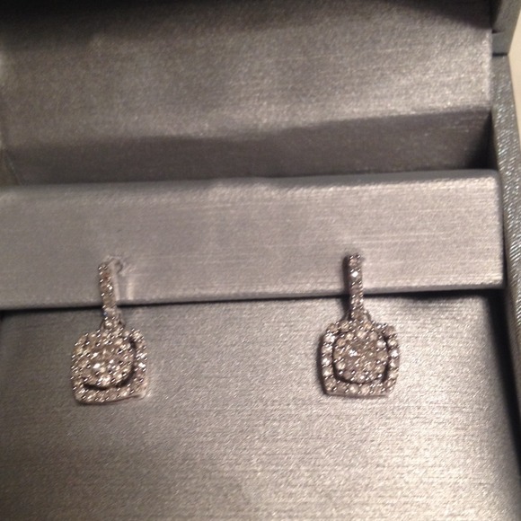 Jewelry - Beautiful authentic diamond earrings