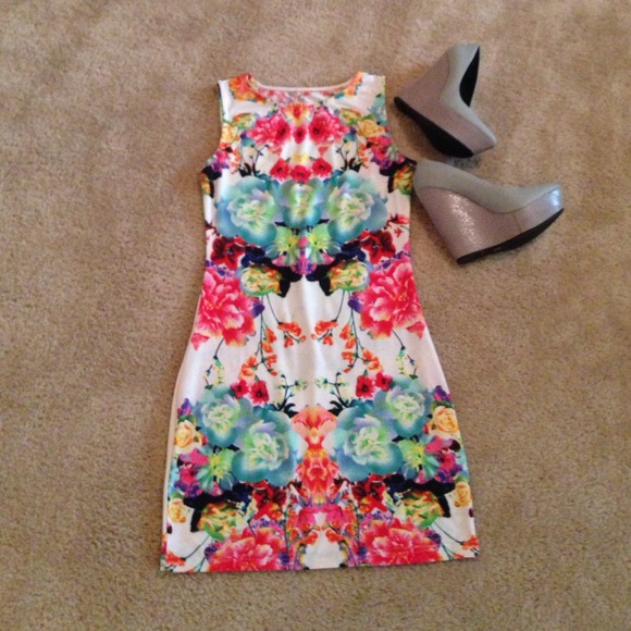Dresses & Skirts - Bright bodycon dress