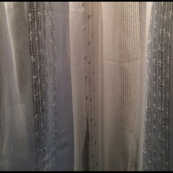 H.P., 1/6/17-Beautiful Ivory & Gold Thread Scarf - Picture 2 of 4