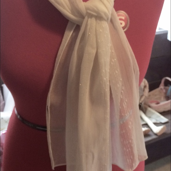 H.P., 1/6/17-Beautiful Ivory & Gold Thread Scarf - Picture 3 of 4