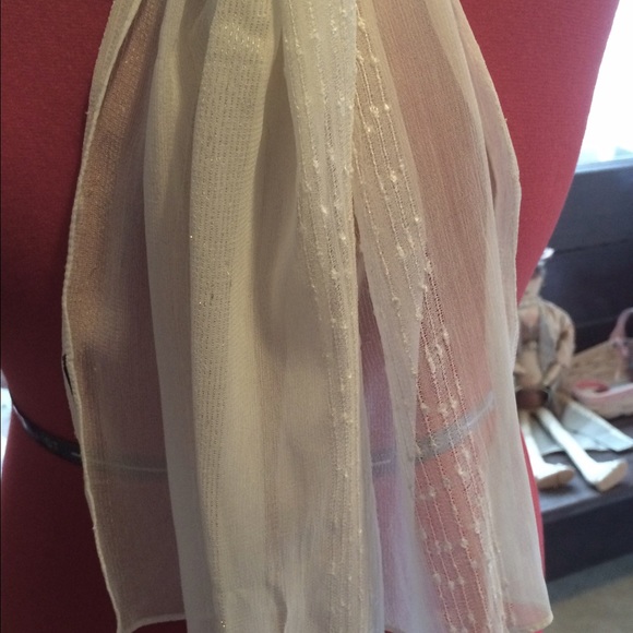 H.P., 1/6/17-Beautiful Ivory & Gold Thread Scarf - Picture 4 of 4