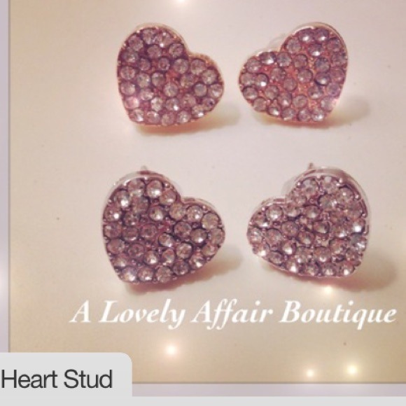 Jewelry - Heart studs!