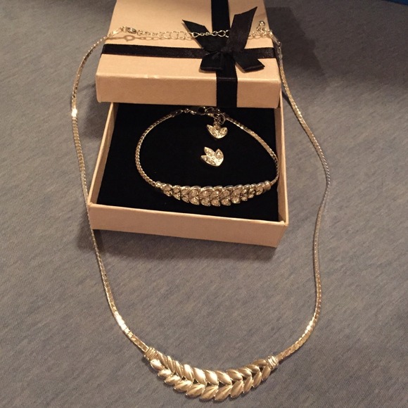 Silver set. Price is negotiable! ☺️