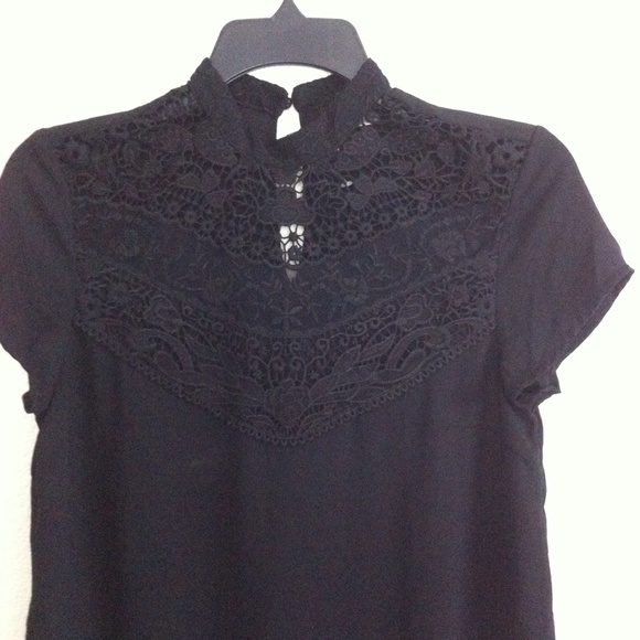 Beautiful top with design on the front. - Picture 2 of 4