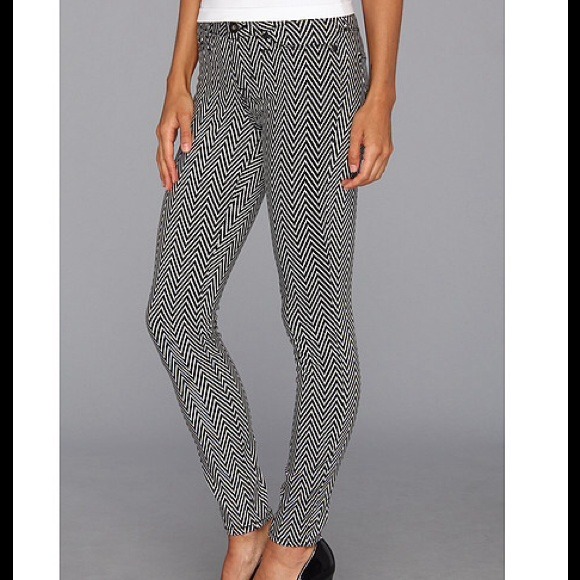 ✋🏻SOLDBig Star Black/White ZigZag Skinny Jeans⭐️ - Picture 2 of 4