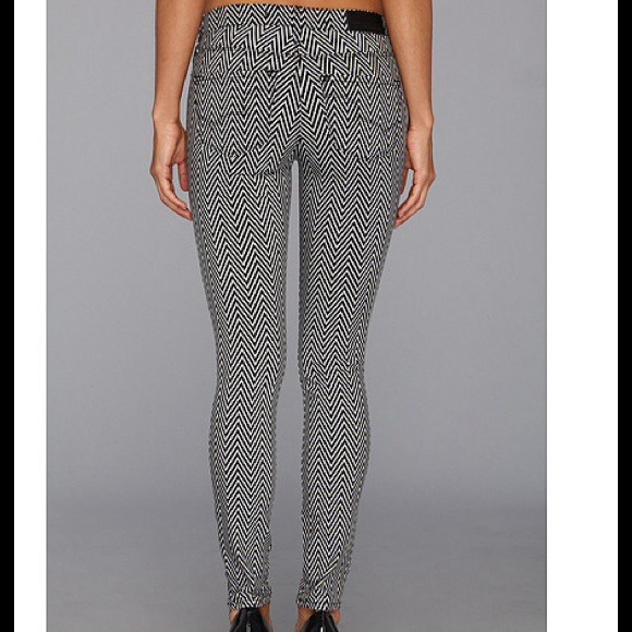 ✋🏻SOLDBig Star Black/White ZigZag Skinny Jeans⭐️ - Picture 3 of 4
