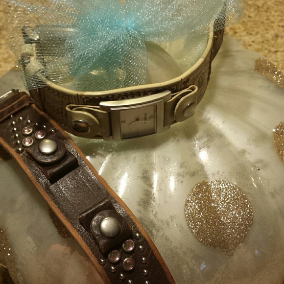 Fossil watch with interchangeable leather bands