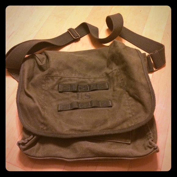 American Eagle bag.