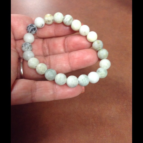 SOLD SOLD 💲💲💲💲Agate beads bracelet new NWOT