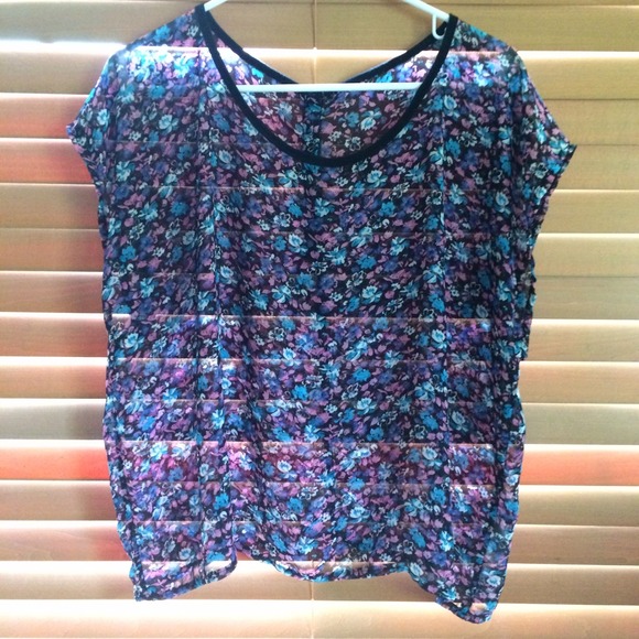 Sheer floral top with cute button detail - Picture 1 of 4