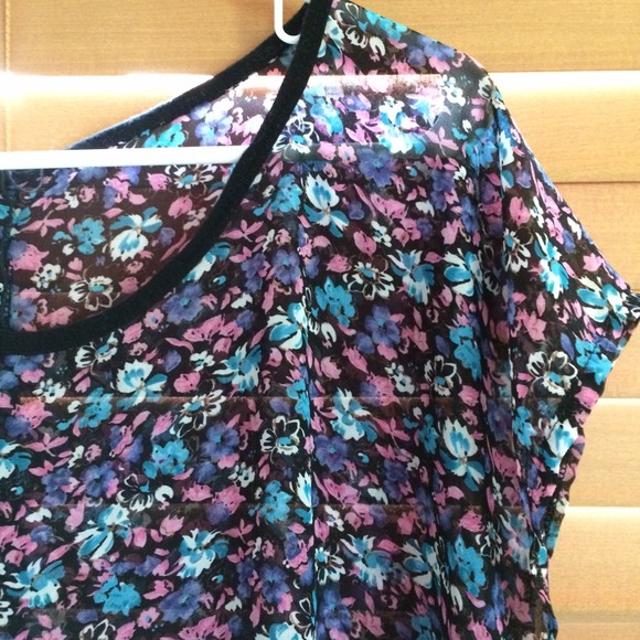 Sheer floral top with cute button detail - Picture 2 of 4