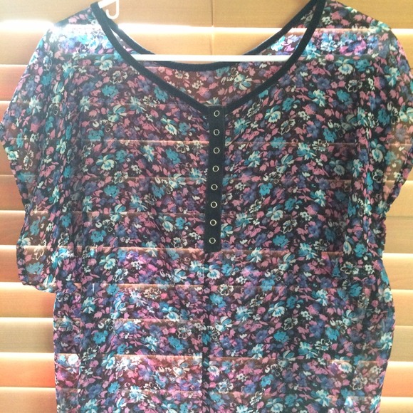 Sheer floral top with cute button detail - Picture 3 of 4