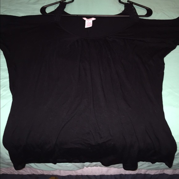 Candies "cold shoulder" tee.