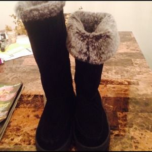 Snow boots w/ detailing in the back 👠NWOT👠