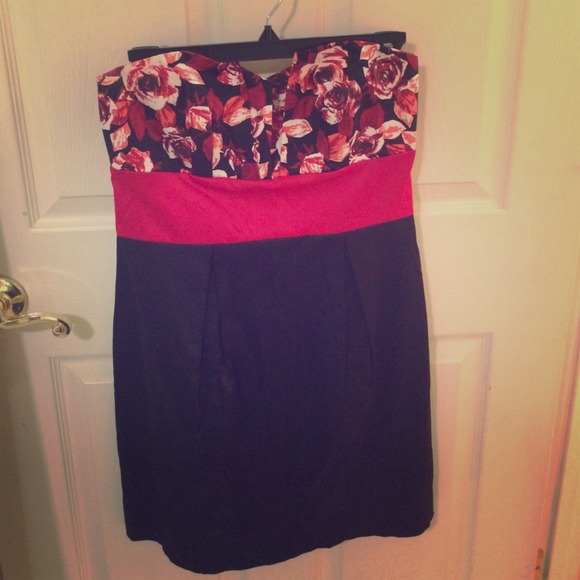 Strapless Rosebud Formal Dress🌹