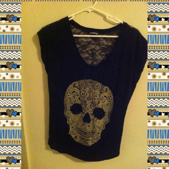 Skull tee with lace back