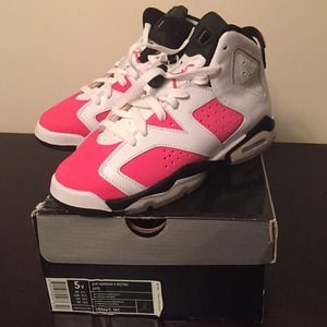 New! Jordan 6 retro white/coral size 5 kids