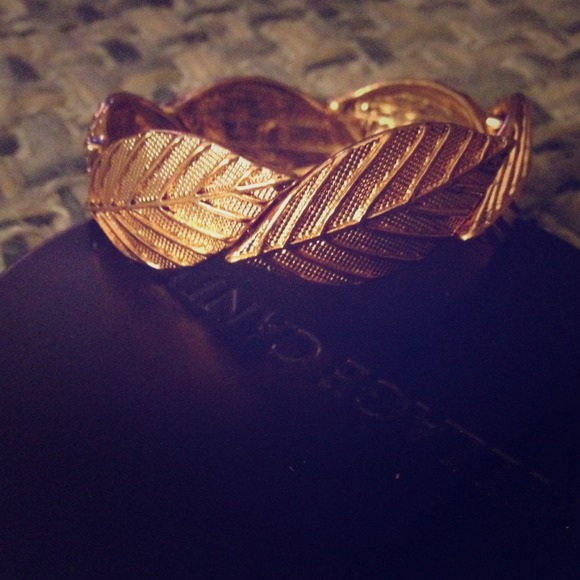 Jewelry - Gold tone leaf bracelet