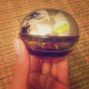 DKNY Be Delicious perfume spray