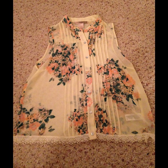 Cute flower top from love 21, size small.