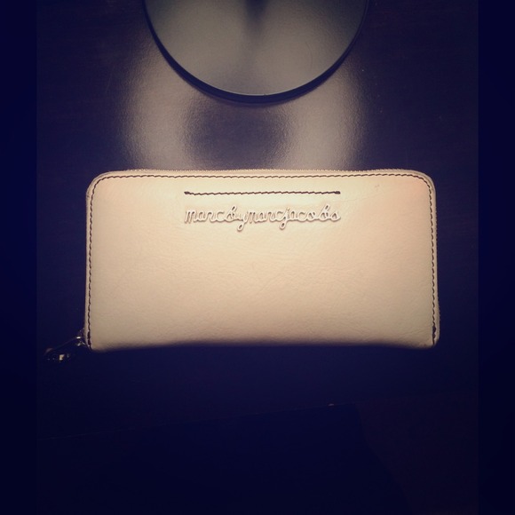Marc Jacobs zip around wallet