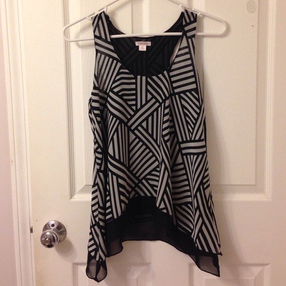 Black and white print flowy layered top