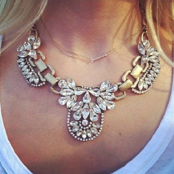 Jewelry - ⭐ON HOLD⭐ Crystal vintage style statement necklace