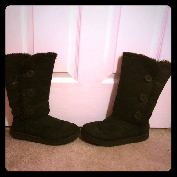 Black Uggs with buttons Size 9 in EUC