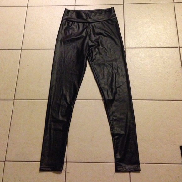 Wet look faux leather leggings