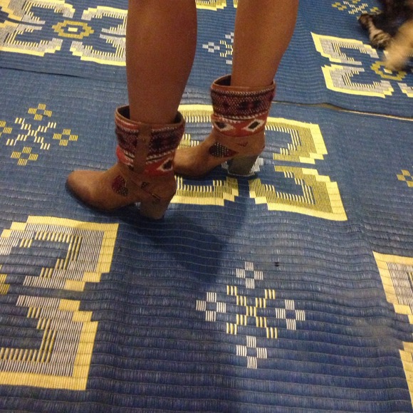 Boots - Picture 4 of 4