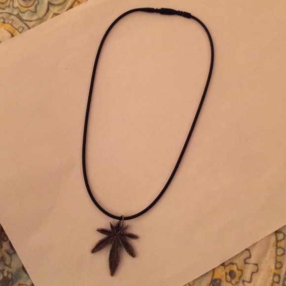 Pot leaf choker