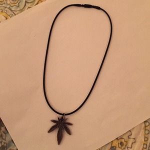 Pot leaf choker