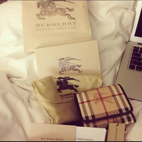 💌SOLD💌 Burberry Haymarket Leighton medium wallet