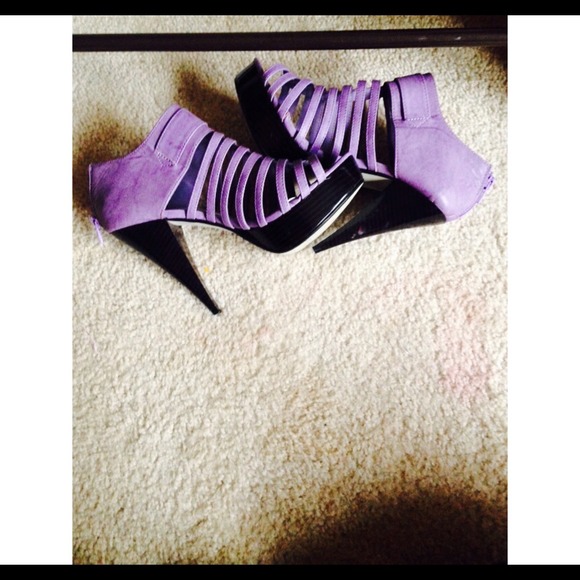 Cute dressy high heels 💎 For the Low ! - Picture 2 of 3