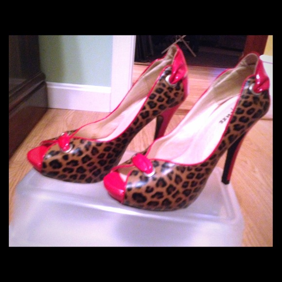 Leopard  print heels w/ red