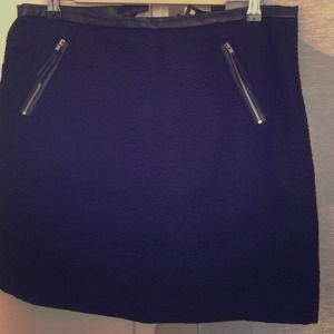 Black shirk textured and 2 fake pockets