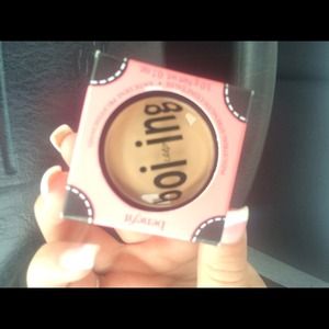 Shade 2 boiing benefit concealer