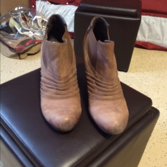 Vince Camuto - Picture 1 of 3