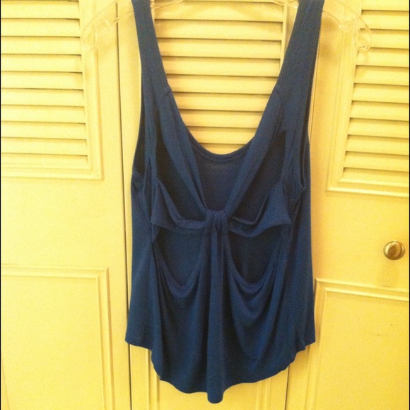 Blue open back loose fitted tank by Decree. - Picture 2 of 3
