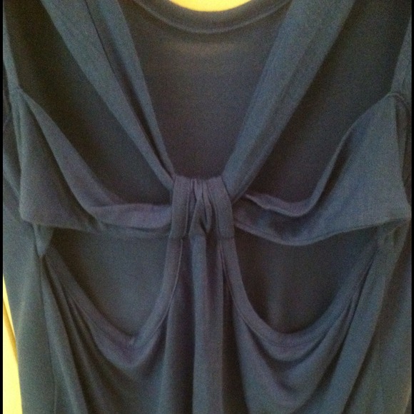 Blue open back loose fitted tank by Decree. - Picture 3 of 3