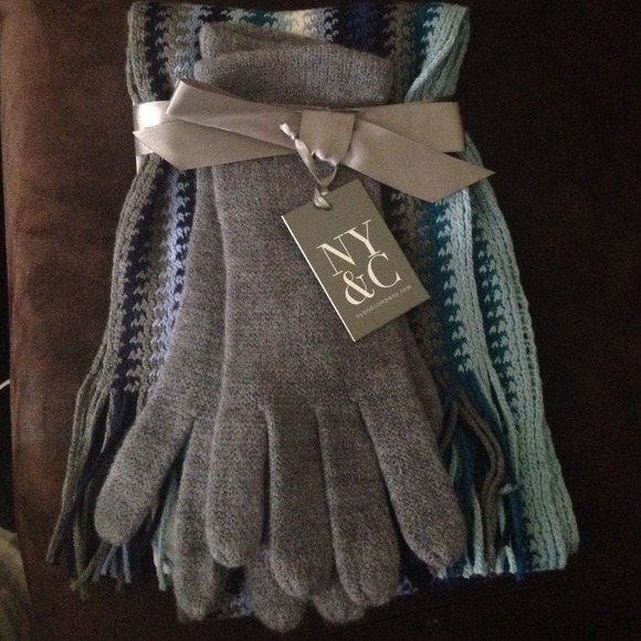NY&C scarf and gloves set!!