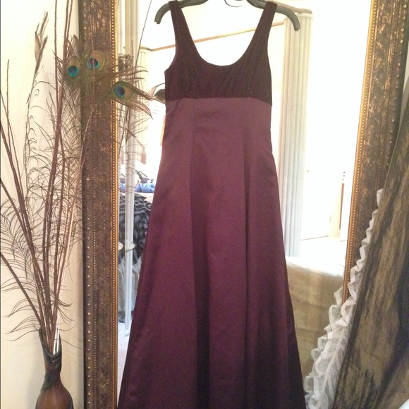 Long floor length formal gown. - Picture 2 of 6